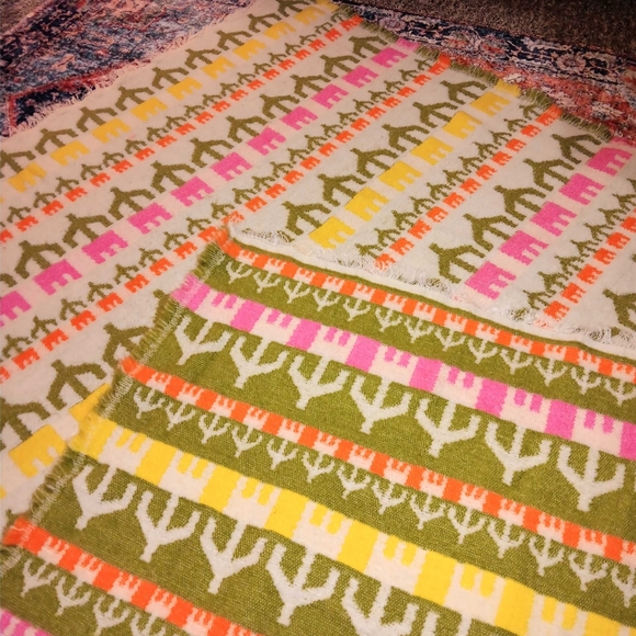 TULIP FIELD Throw Blanket by Urban Outfitters - Picture 5 of 9